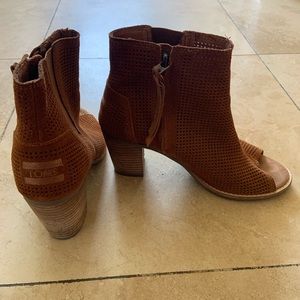 Tom’s women’s Majorca peep toe mid calf boot
